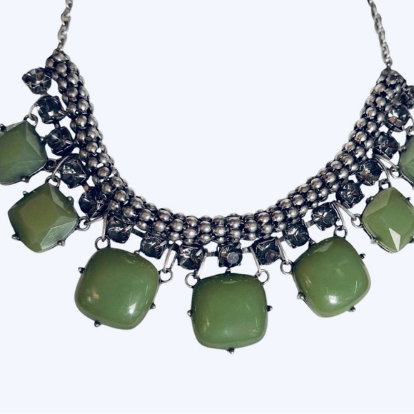 Vintage Green Chunky Bib Necklace Silver-Tone Faceted Cabochon Statement Jewelry - Picture 3 of 9